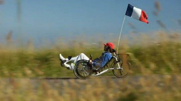 Phillipe-katerine-sur-son-vélo-couché