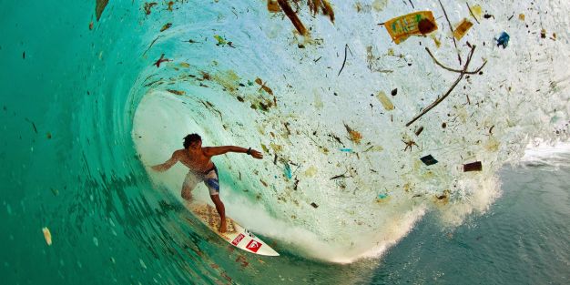 Le surfeur Dede Suryana au large des côtes de Java – 2012 © Zak Noyle / A-Frame Photo