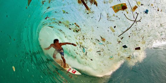 Le surfeur Dede Suryana au large des côtes de Java – 2012 © Zak Noyle / A-Frame Photo